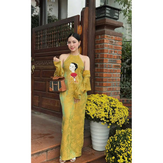 Váy lụa ánh kim cổ yếm thêu hình cô gái cầm quạt dáng dài