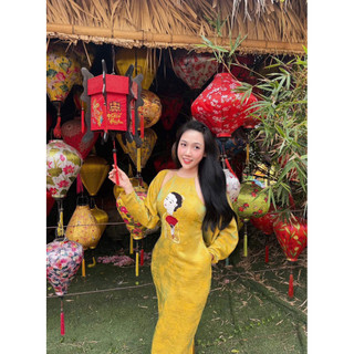Váy lụa ánh kim cổ yếm thêu hình cô gái cầm quạt dáng dài