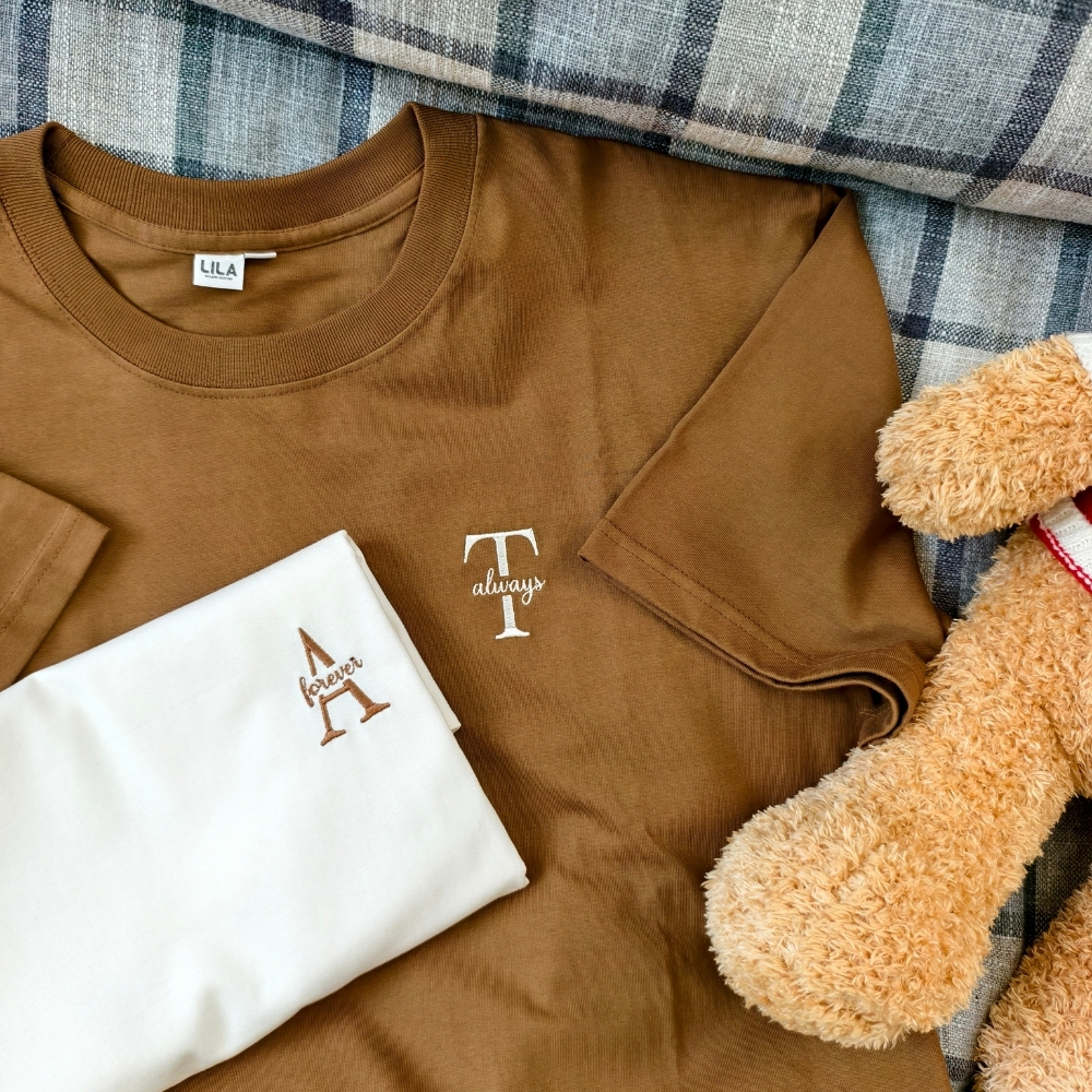 Áo thun nam nữ, áo phông unisex Initial thêu theo yêu cầu chất cotton mềm mịn - Lila đồ đôi