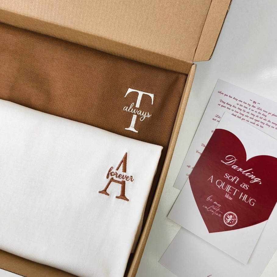 Áo thun nam nữ, áo phông unisex Initial thêu theo yêu cầu chất cotton mềm mịn - Lila đồ đôi