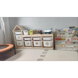 Tủ đựng đồ chơi bằng gỗ thông nguyên khối cho trẻ e giúp sắp xếp và cất giữ đồ chơi của bé gọn gàng