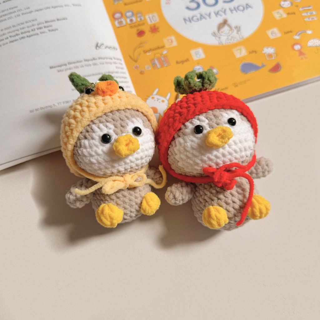 Móc Khoá Len Nhung Chim Cánh Cụt Mang Yếm Đội Mũ Trái Cây Thú Handmade Màu Pastel Quà Tặng Dễ Thương Độc Đáo