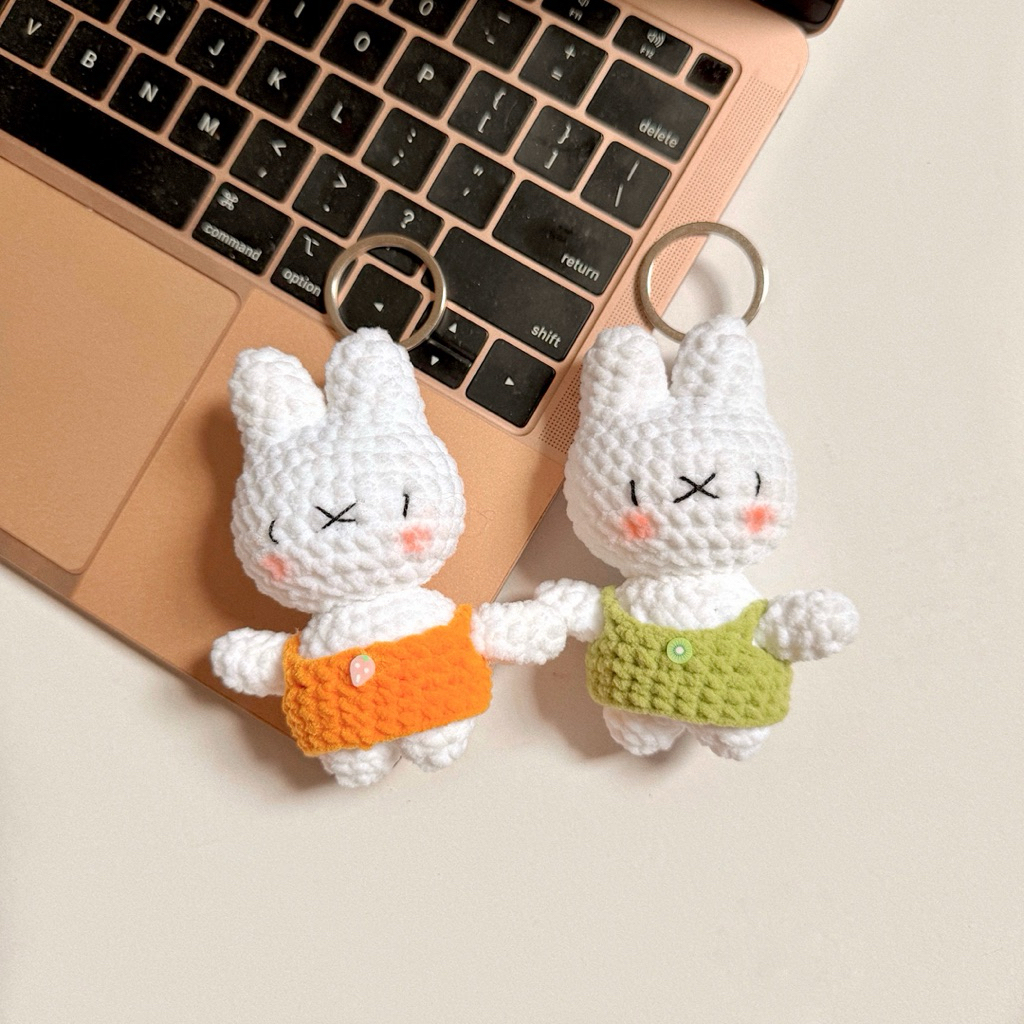 Móc Khoá Len Nhung Ếch xanh Hello Kitty Mèo Thỏ Miffy Quả Dâu Đeo Yếm Bé Dâu Handmade Mềm Mịn