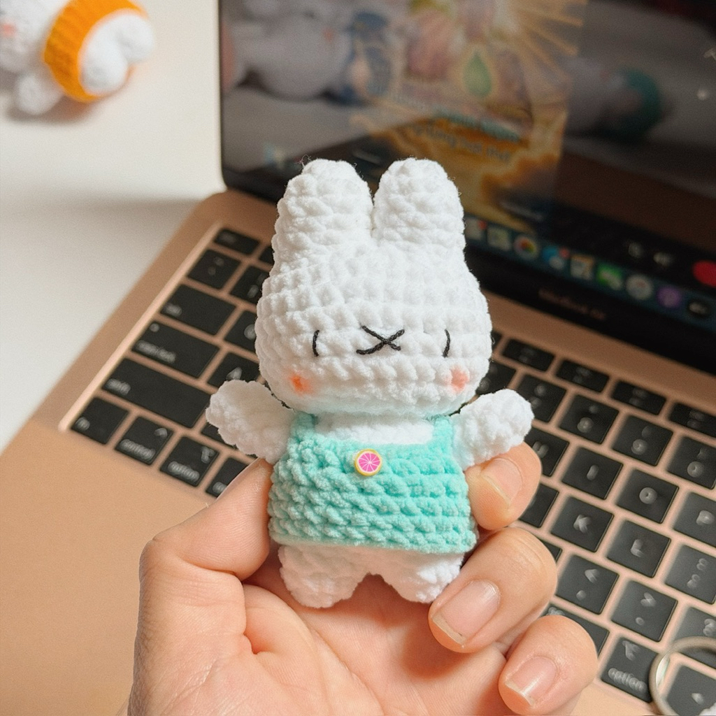 Móc Khoá Len Nhung Ếch xanh Hello Kitty Mèo Thỏ Miffy Quả Dâu Đeo Yếm Bé Dâu Handmade Mềm Mịn