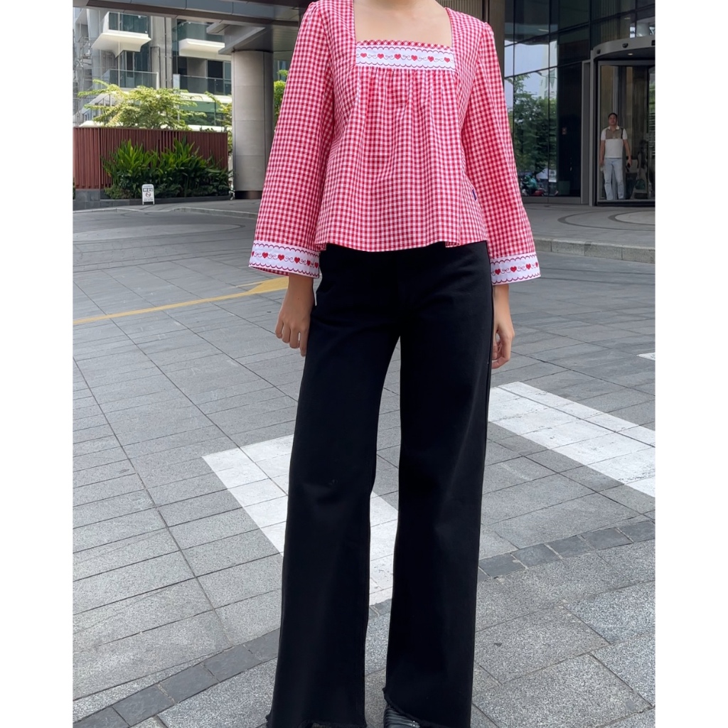 TheBlueTshirt - Áo kiểu caro kẻ sọc tay dài cổ chữ U thêu hoạt tiết cho nữ - Jo Blouse