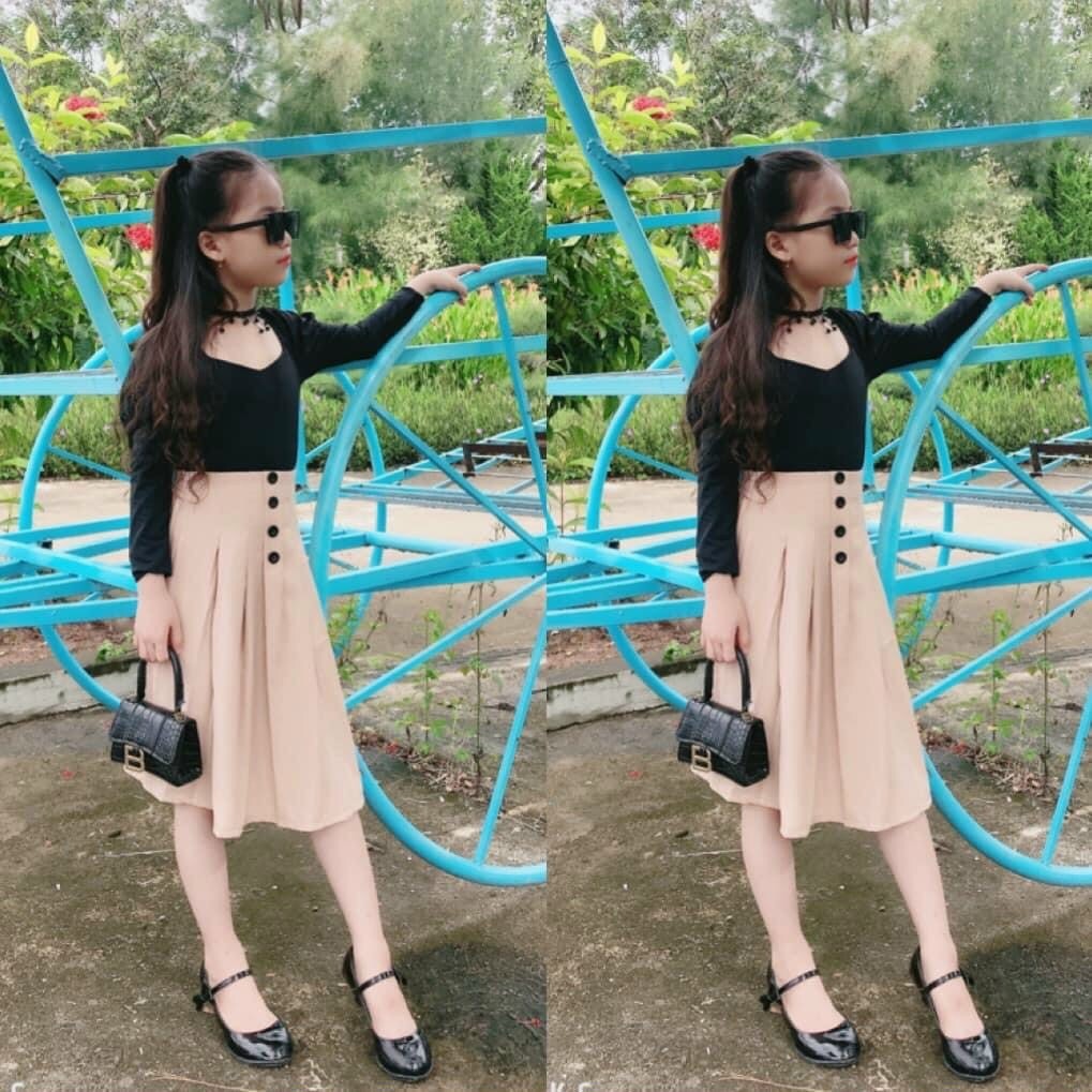 Set bé gái áo croptop dài tay màu đen phối chân váy xòe nút trước màu be phong cách Hàn Quốc cho bé và mẹ