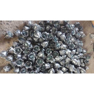 Hoa Hồng Sắt cơ khí được chế tác từ thép bằng các công đoạn cắt, uốn và hàn tỉ mỉ. Từng cánh hoa được tạo hình thủ công,