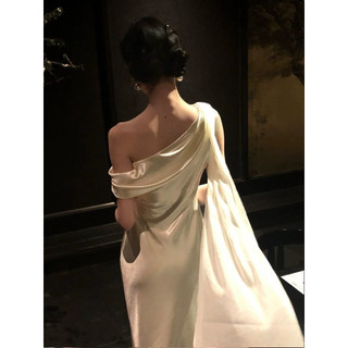 Đầm dự tiệc maxi lụa trắng lệch vai tà chéo phong cách sang chảnh