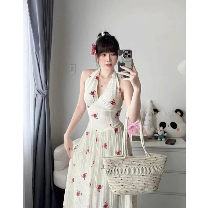 Váy maxi cổ yếm hoa nhí đỏ dáng xoè dài, váy đi biển du lịch phong cách tiểu thư thanh lịch, chất voan nhẹ mát