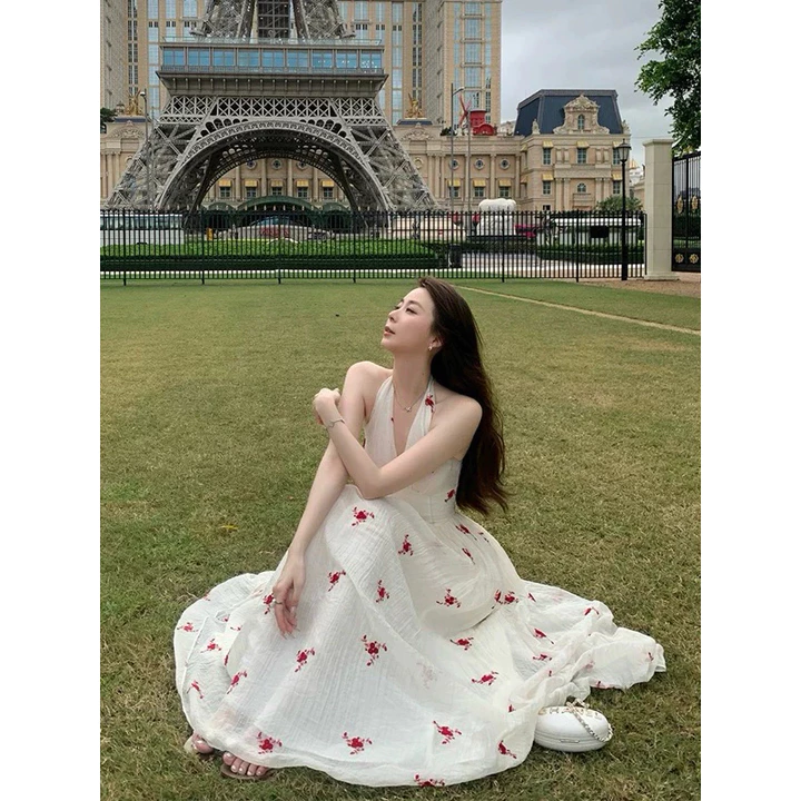 Váy maxi cổ yếm hoa nhí đỏ dáng xoè dài, váy đi biển du lịch phong cách tiểu thư thanh lịch, chất voan nhẹ mát