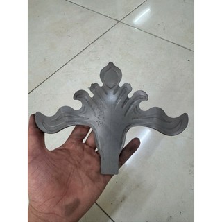 Chậu Bông Nhỏ Tôn Dập cao cấp, chất liệu tôn dày 1.4mm chắc chắn, độ bền cao, chịu lực tốt. Hoa văn dập nổi sắc nét