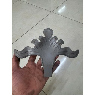 Chậu Bông Nhỏ Tôn Dập cao cấp, chất liệu tôn dày 1.4mm chắc chắn, độ bền cao, chịu lực tốt. Hoa văn dập nổi sắc nét