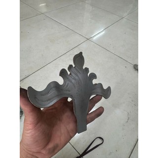 Chậu Bông Nhỏ Tôn Dập cao cấp, chất liệu tôn dày 1.4mm chắc chắn, độ bền cao, chịu lực tốt. Hoa văn dập nổi sắc nét