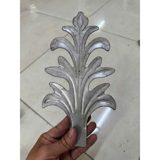 Hoa Lá Tôn Dập nổi được gia công từ thép tấm dày 1.4mm, form dáng cân đối với các đường gân nổi sắc nét