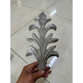 Hoa Lá Tôn Dập nổi được gia công từ thép tấm dày 1.4mm, form dáng cân đối với các đường gân nổi sắc nét