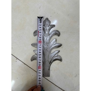 Hoa Lá Tôn Dập nổi được gia công từ thép tấm dày 1.4mm, form dáng cân đối với các đường gân nổi sắc nét