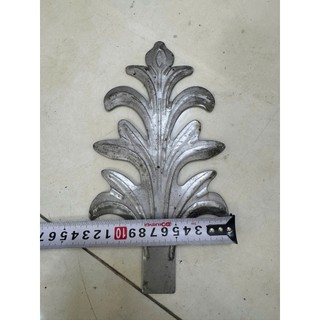 Hoa Lá Tôn Dập nổi được gia công từ thép tấm dày 1.4mm, form dáng cân đối với các đường gân nổi sắc nét