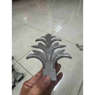 Hoa Lá Tôn Dập nổi được gia công từ thép tấm dày 1.4mm, form dáng cân đối với các đường gân nổi sắc nét