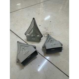 Chụp Chông Sắt Tôn Dập cho hộp 25x50mm được gia công từ thép tấm dày, dập khuôn chắc chắn với thiết kế đỉnh nhọn