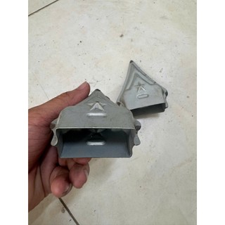Chụp Chông Sắt Tôn Dập cho hộp 25x50mm được gia công từ thép tấm dày, dập khuôn chắc chắn với thiết kế đỉnh nhọn