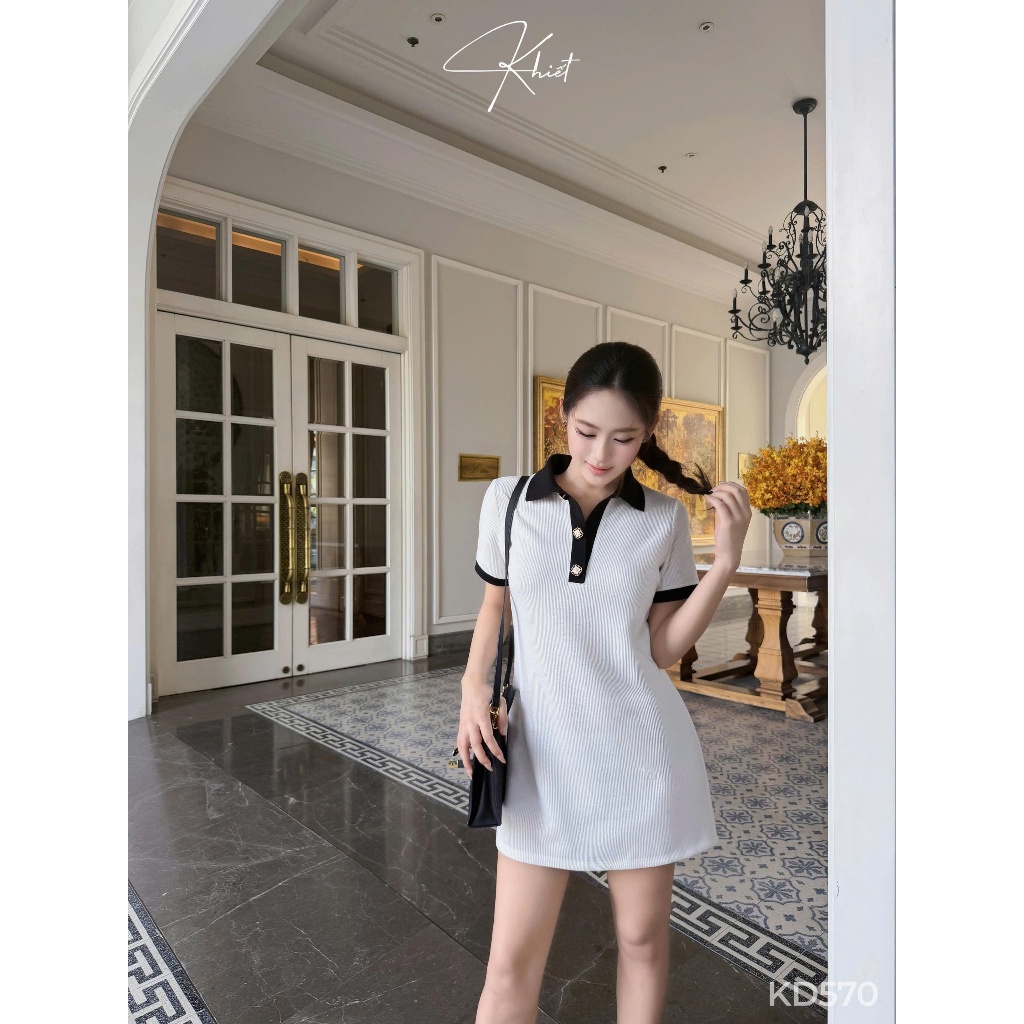 Đầm ngắn polo cổ phối viền đen đính nút phong cách trẻ trung hiện đại Khiết KD570