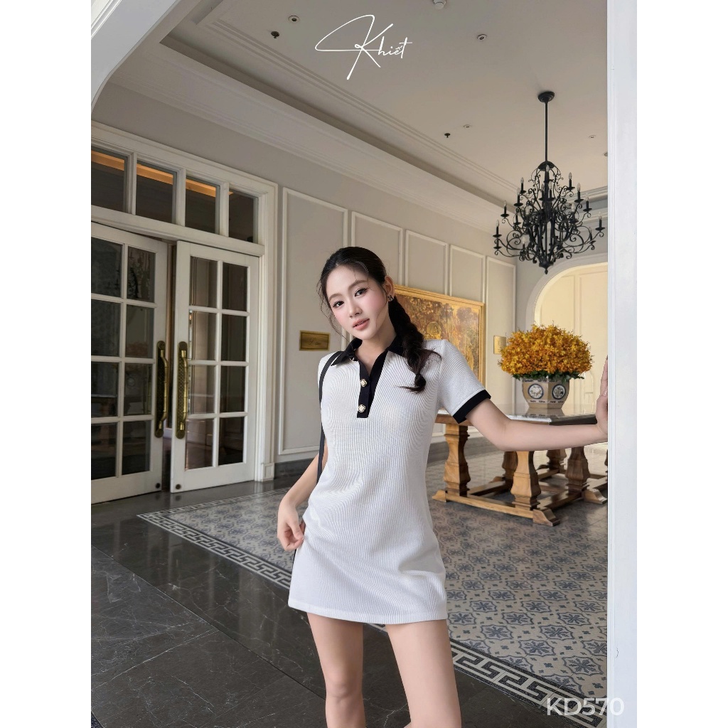 Đầm ngắn polo cổ phối viền đen đính nút phong cách trẻ trung hiện đại Khiết KD570