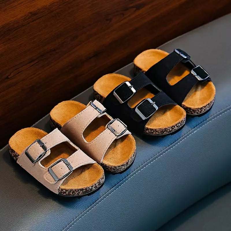 (PHOM NHỎ TĂNG 1 - 2 SIZE) Dép Lê Chất Liệu Da Lộn 2 Quai Khóa Điều Chỉnh Đế Trấu Siêu Nhẹ Cho Bé Trai, Bé Gái 2026