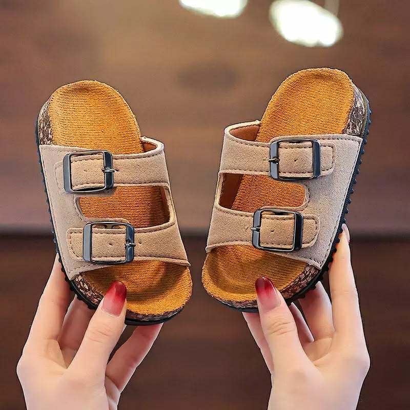(PHOM NHỎ TĂNG 1 - 2 SIZE) Dép Lê Chất Liệu Da Lộn 2 Quai Khóa Điều Chỉnh Đế Trấu Siêu Nhẹ Cho Bé Trai, Bé Gái 2026
