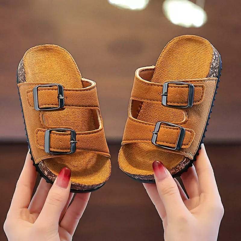 (PHOM NHỎ TĂNG 1 - 2 SIZE) Dép Lê Chất Liệu Da Lộn 2 Quai Khóa Điều Chỉnh Đế Trấu Siêu Nhẹ Cho Bé Trai, Bé Gái 2026