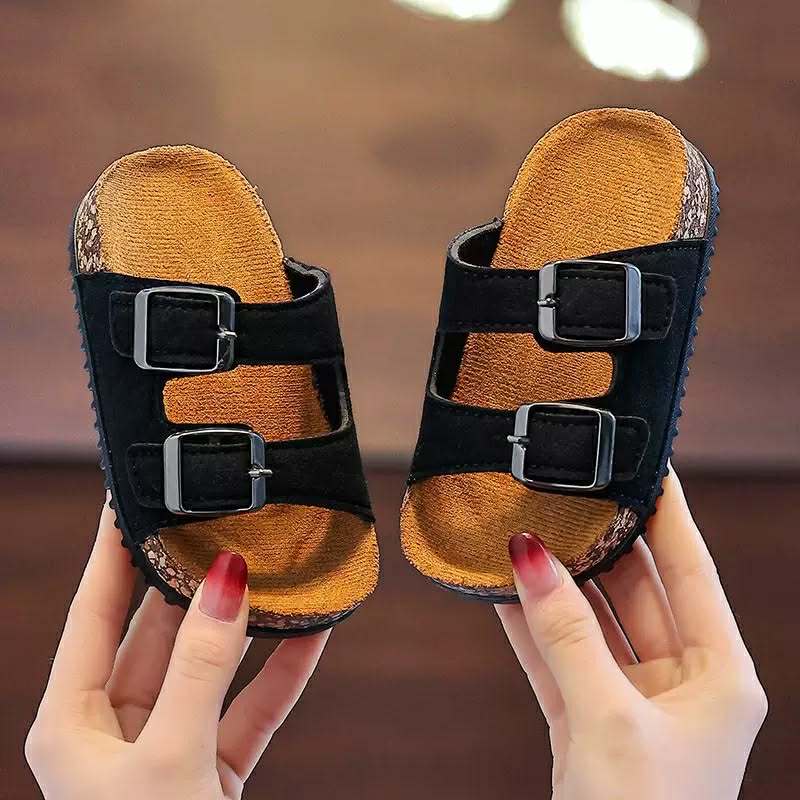 (PHOM NHỎ TĂNG 1 - 2 SIZE) Dép Lê Chất Liệu Da Lộn 2 Quai Khóa Điều Chỉnh Đế Trấu Siêu Nhẹ Cho Bé Trai, Bé Gái 2026