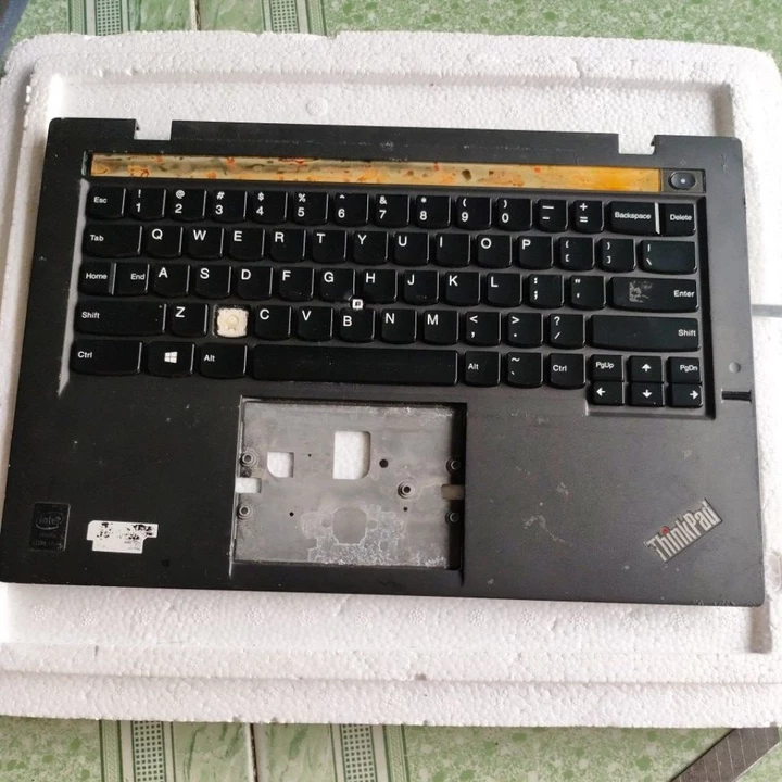 Vỏ mặt C main laptop Lenovo ThinkPad X1 carbon TP00061A, cũ ,trầy xước nhiều, nhưng còn nguyên không bị bể