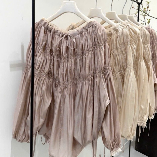 “Loui Top” Áo trễ vai nữ thiết kế tay bồng nhún ngực thắt nơ tiểu thư HQuốc , Áo kiểu nữ from rộng phối ren bèo cao cấp