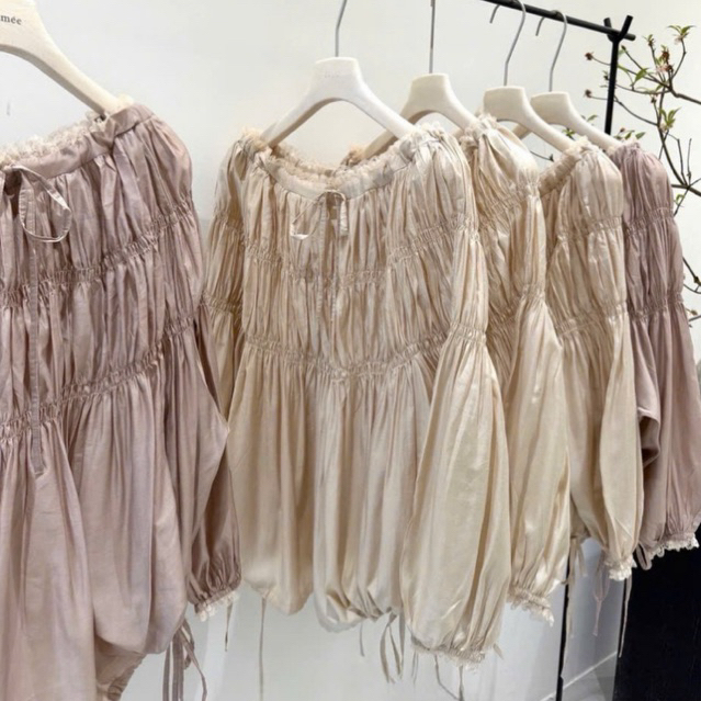 “Loui Top” Áo trễ vai nữ thiết kế tay bồng nhún ngực thắt nơ tiểu thư HQuốc , Áo kiểu nữ from rộng phối ren bèo cao cấp