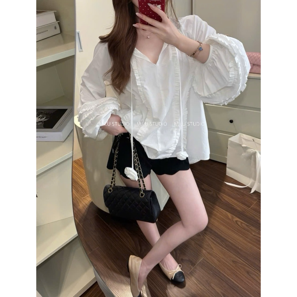 Set áo babydoll cổ V tay bồng phối bèo đính dây hoa cách điệu kèm quần sooc viền uốn phong cách tiểu thư Hàn Quốc