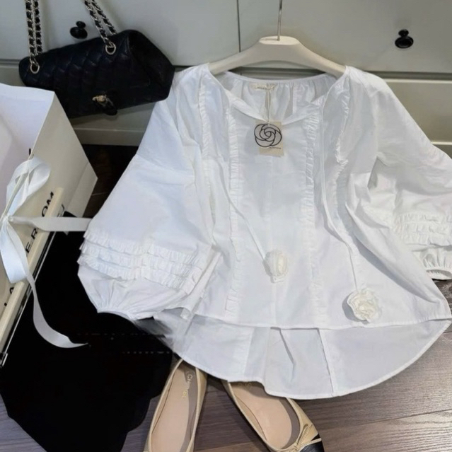 Set áo babydoll cổ V tay bồng phối bèo đính dây hoa cách điệu kèm quần sooc viền uốn phong cách tiểu thư Hàn Quốc