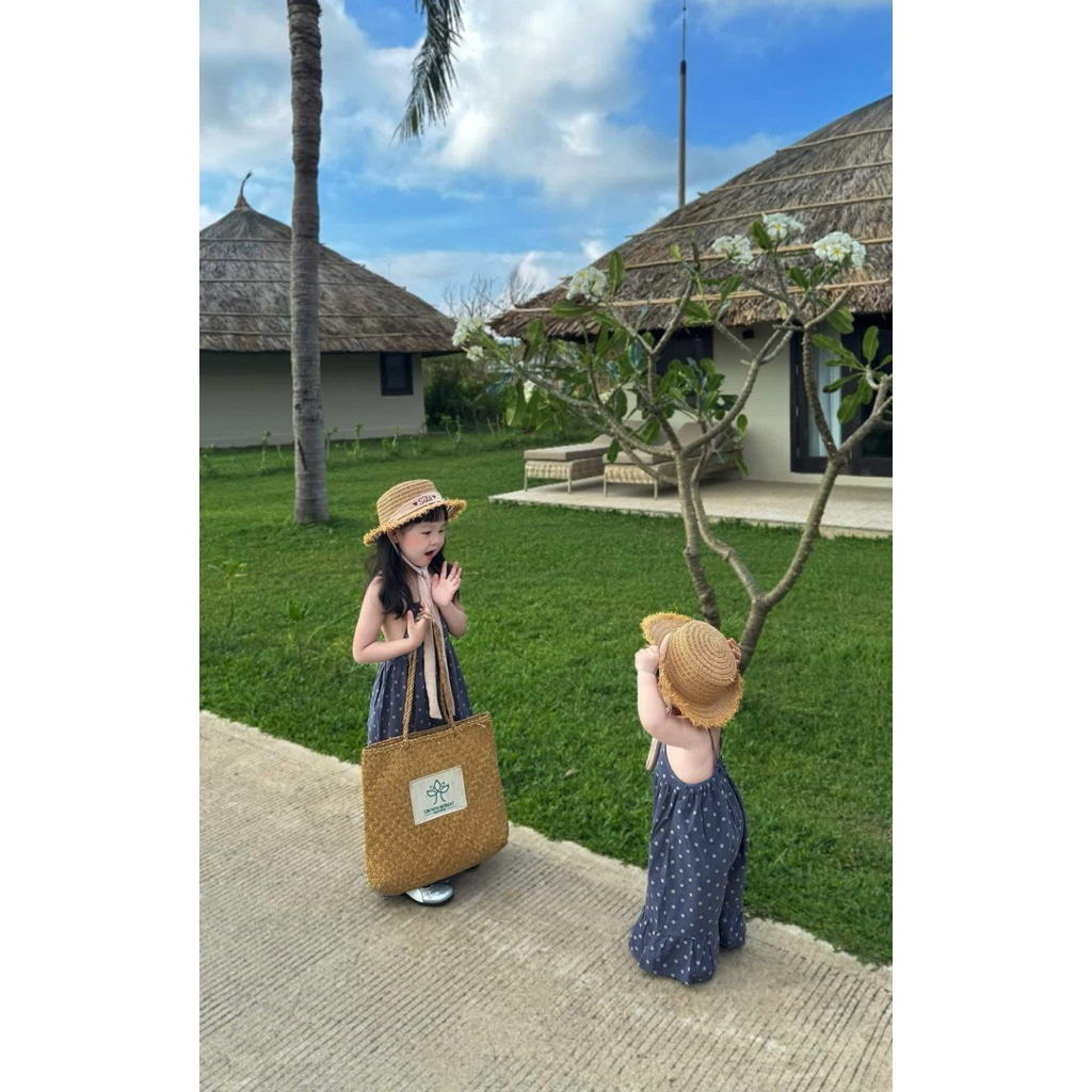 (Order) Jumpsuit dáng dài ống xoè rộng chấm bi hở lưng dây đang phù hợp đi biển mùa hè cho bé gái