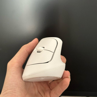 Chuột công thái học không dây Logitech Lift Vertical – Bluetooth | USB | Giảm ồn | Windows / macOS - NEW NOBOX
