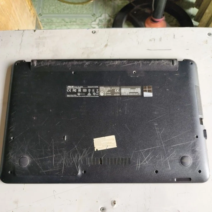 Vỏ mặt D laptop ASUS A541U, cũ, có trầy xước nhiều , ốc bên trái bị mất hai con