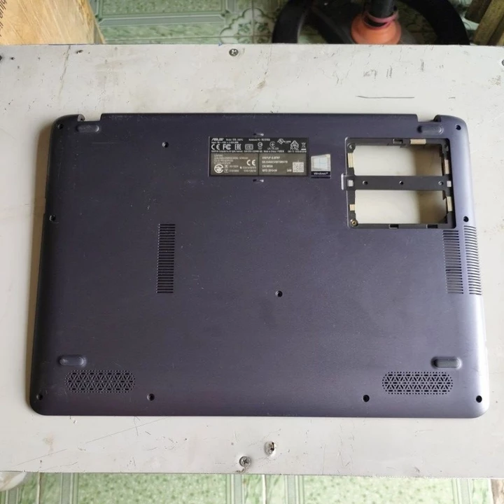 Vỏ mặt D laptop ASUS A507U, cũ, có trầy xước , ốc còn nguyên không bị bể