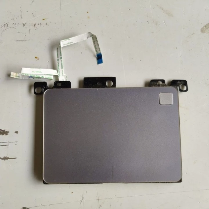 miếng rà chuột kèm hai cọng cáp, laptop ASUS A507U, cũ, đang xài ok, mất một miếng chèn màu xanh