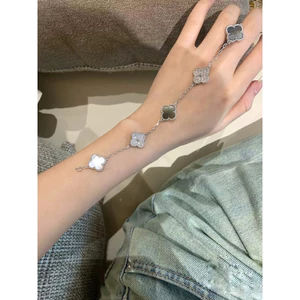 Lắc tay nữ đính đá kết hợp xà cừ ánh ngọc đen sang trọng phong cách Hàn Quốc