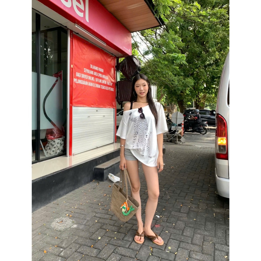 (sẵn)Áo thun cộc tay trễ vai dáng rộng màu trắng hoạ tiết con báo và nai chất thun giấy dày dặn ATV036 - Tiktik