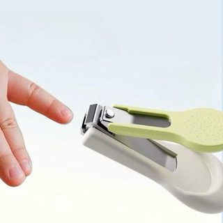 Bộ bấm móng 4 chi tiết kèm hộp dễ thương, tiện lợi cho bé