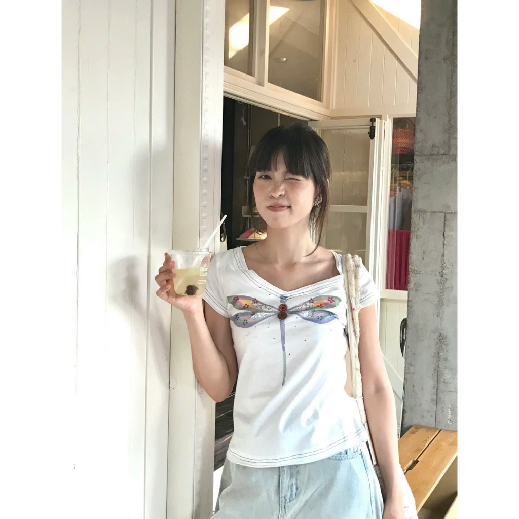 Áo thun cộc tay nữ màu trắng hình chuồn chuồn 2 khuy cổ tim ATNT019 - TikTik