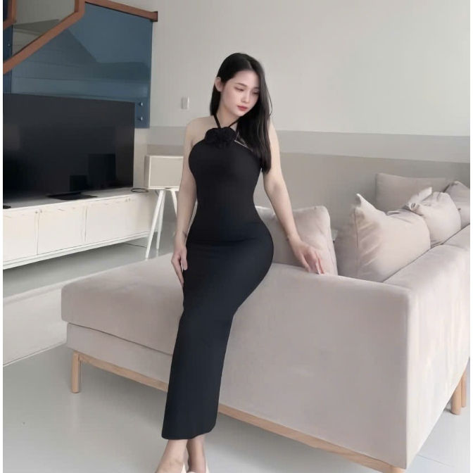 Đầm dây yếm dáng dài ôm có xẻ phía sau,đính 2 hoa trước và 1 hoa phía sau , chất thun Len