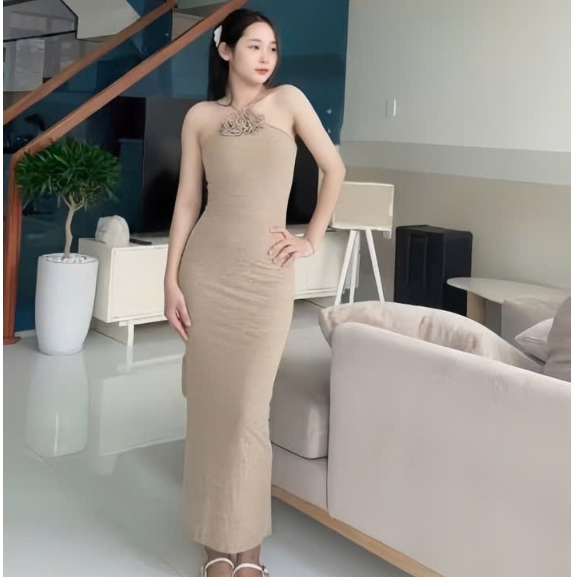Đầm dây yếm dáng dài ôm có xẻ phía sau,đính 2 hoa trước và 1 hoa phía sau , chất thun Len