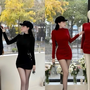 Đầm ôm ngắn tay dài cổ cao,đính nút vàng 2 bên vai,nhúng 1 bên hong đính hàng nút vàng,chất thun LaDong