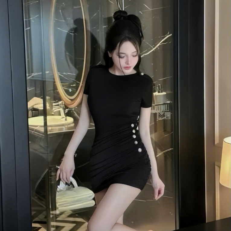 Đầm ôm ngắn,tay ngắn cổ tròn có tag 1 bên vai,nhúng 1 bên eo có hàng nút tag,dây kéo sau,chất thun Ladong