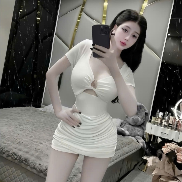 Đầm ôm ngắn tay ngắn cổ khoét sâu kèm khoen tròn ở ngực có mút,chất thun Ladong