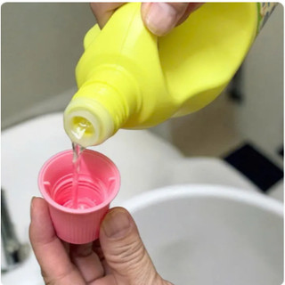 Nước Tẩy Quần Áo Màu Mitsuei 1L - Đánh Bay Vết Bẩn Trên Vải Màu Mà Không Làm Phai Sắc Sợi Vải